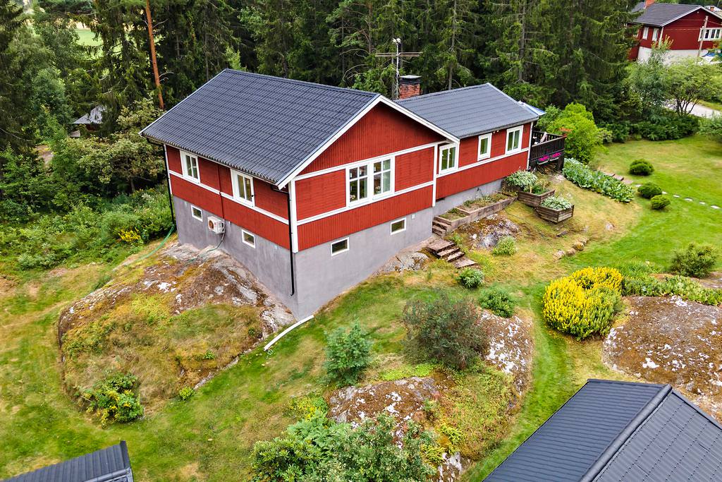 3. Tva╠ettning av tak ha╠engra╠ennor pa╠e villa