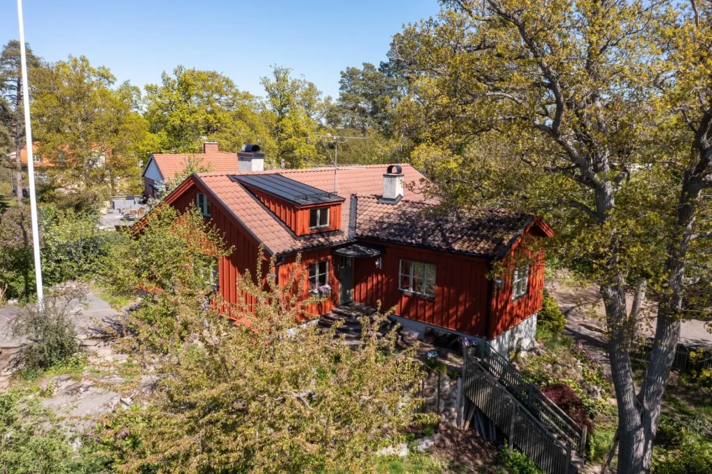 8. Ta╠etning av vattenskadat tegeltak sommarhus